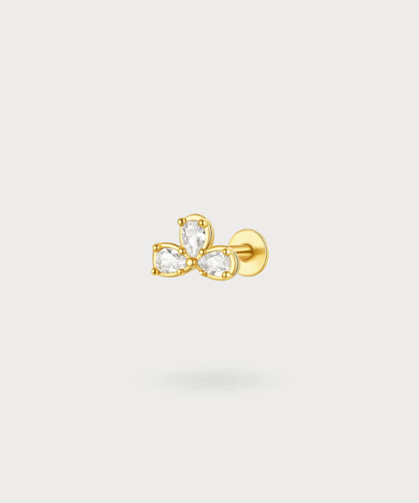 Flat piercing Margarita in goud met drie unieke en delicate bloemblaadjes