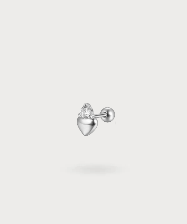 Maya, een hartvormige flat piercing in zilver met een zirkonia boven het hart voor een tijdloos ontwerp.