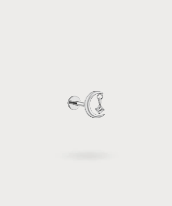 Giulia conch piercing in zilverkleurig titanium, maandesign met schitterende hangende zirkonia.