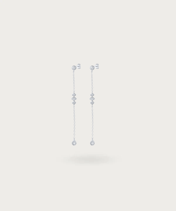Detail van de Daniela Lange Oorbellen met Dunne Ketting en Zirkonia's
