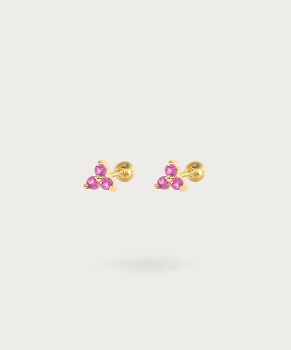 Detail van de Emma oorbellen, waarbij de roze zirkonia en hun tijdloze elegantie worden benadrukt.