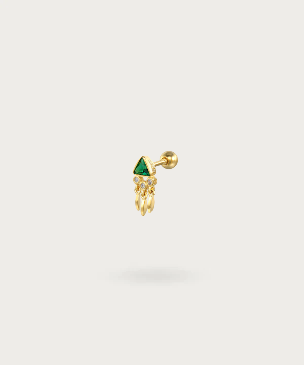 De Bohemian Marika Oorpiercing gedragen, tonend zijn visuele aantrekkingskracht op de smaragd gekleurde oor helix piercing
