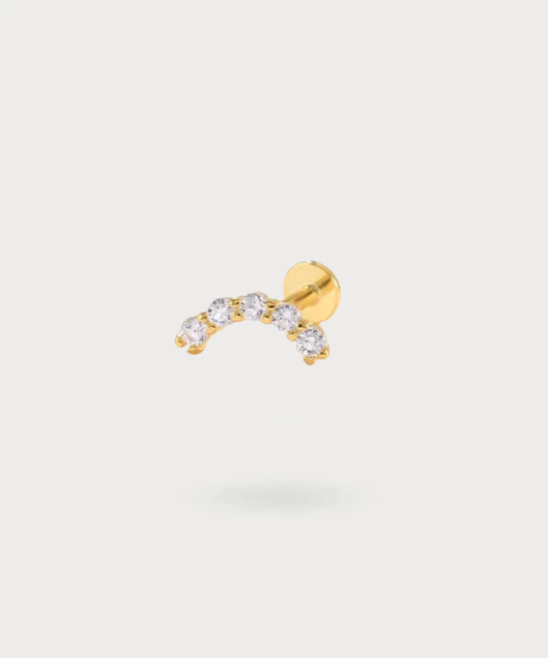"Elegante Lourdes helix piercing in verguld goud, verlicht door zijn vijf sprankelende zirkonia's."