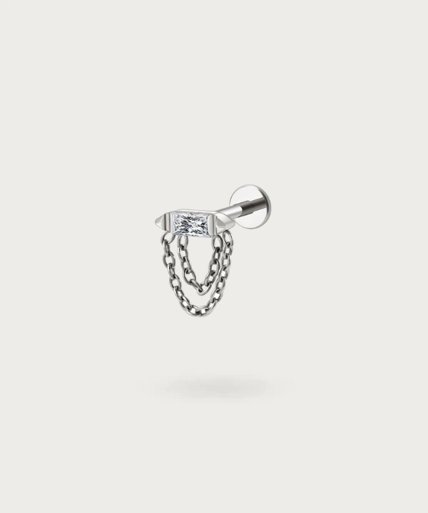 Adriana helix stud, gemaakt van hypoallergeen titanium, een essentiële en duurzame toevoeging aan je sieradencollectie