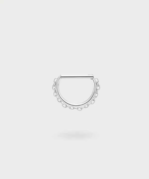 Innovatives Bruna Daith-Piercing, das Ethnische und Moderne vereint