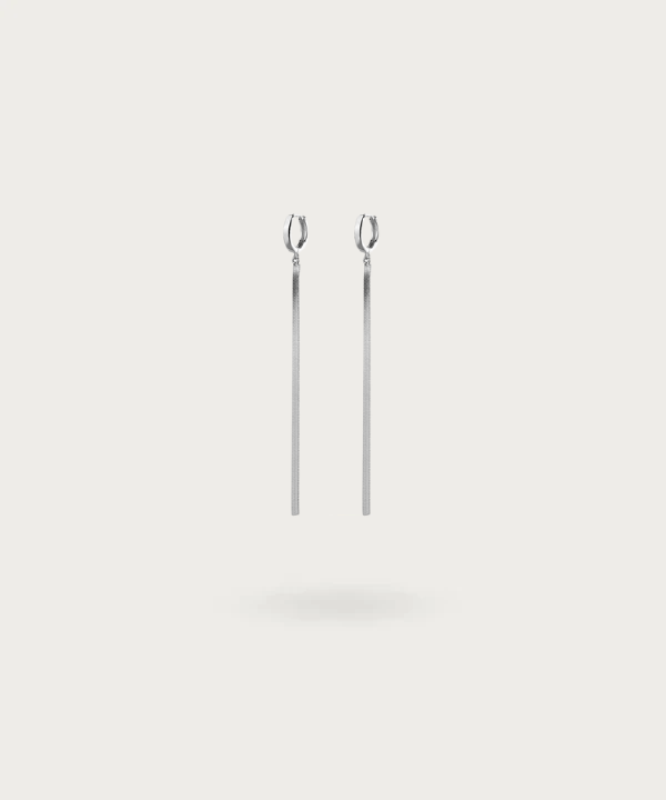 Detail van de Evelyn Hangende Slangenketting Oorbellen
