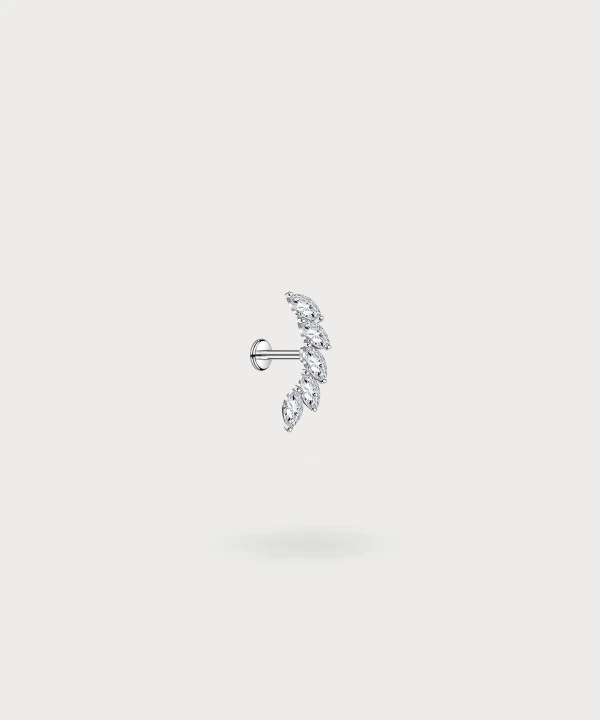 "Rita, een helix-piercing die moderniteit en elegantie combineert."