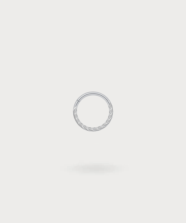 "Titanium Gevlochten Ring Helix Piercing Francisca met zilveren afwerking, verenigt elegantie en getextureerd ontwerp."