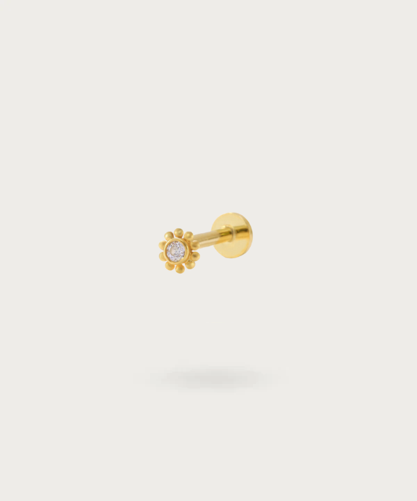 Afbeelding van de Elegante tragus piercing, vooraanzicht in goud
