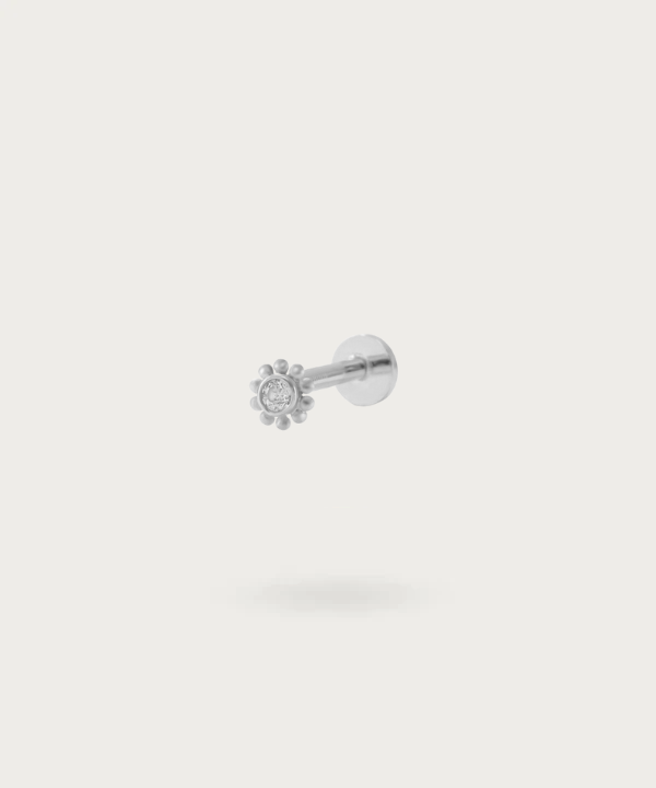 Afbeelding van de Elegante tragus piercing, vooraanzicht in zilver