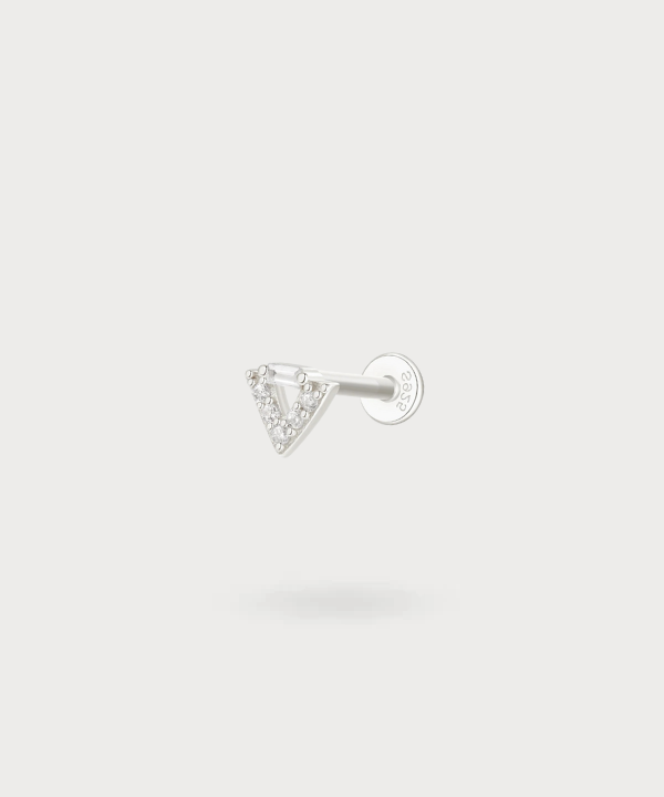 Geometrische verfijning van het Auxi Oorlel piercing, driehoek met zirkonia in massief zilver S925.