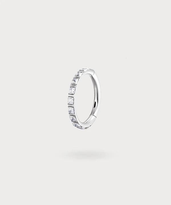 Verlicht je helix met de Andrea clicker piercing en zijn sprankelende zirkonia's