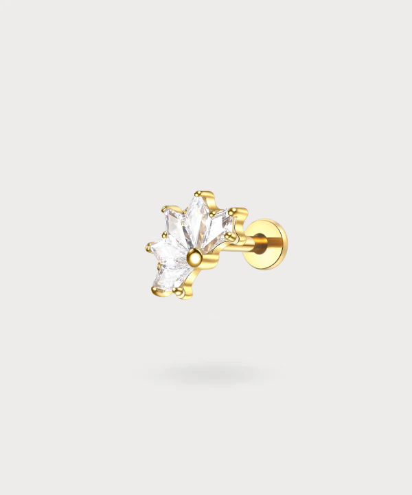 Candela tragus piercing, een bloei van zirkonia's op een bed van gouden of zilveren titanium.