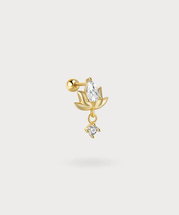 Helix piercing Miriam, waar de fijnheid van de lotus samensmelt met de schittering van een zirkonia.