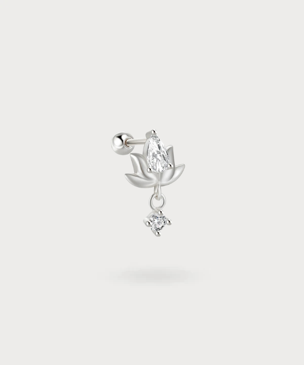Voeg een vleugje bloemrijke gratie toe aan je helix met de piercing van Miriam.