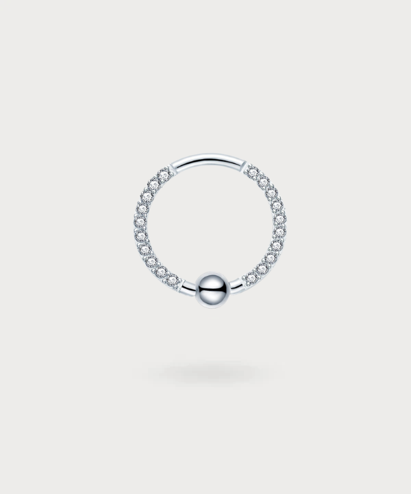 Verlicht je look met de Dana piercing, verfraaid met stralende zirkonia's