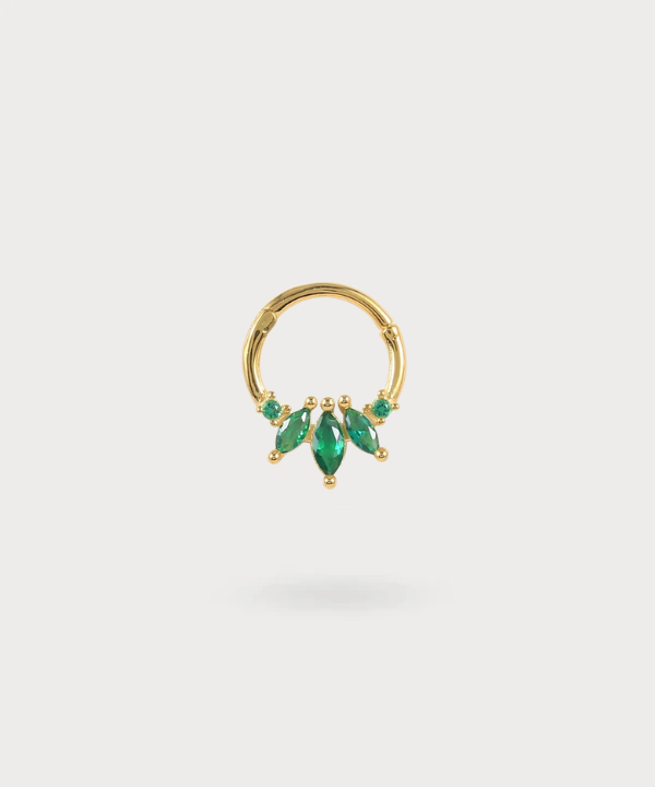 Helix piercing Arrate met de schittering van smaragd voor een onderscheidende stijl
