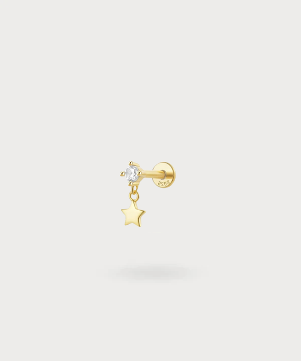 Hélix piercing Leire met een hangende ster voor een hemelse stijl