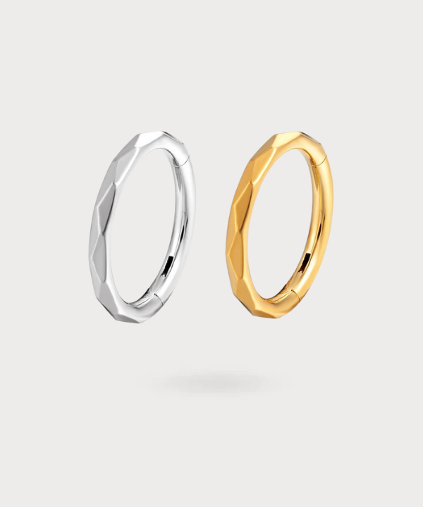 Voeg een discreet vleugje luxe toe met de titanium conch piercing van Kasia