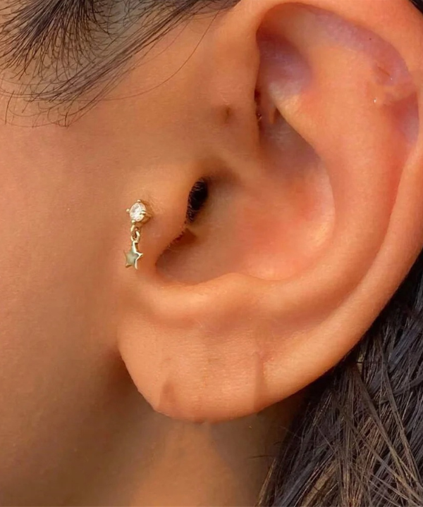 Leire, een tragus sieraad dat elegantie en hemelse charme combineert