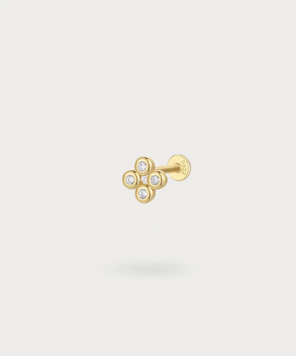 Elorri helix piercing, waar vier zirkonia's een minimalistische glans vormen