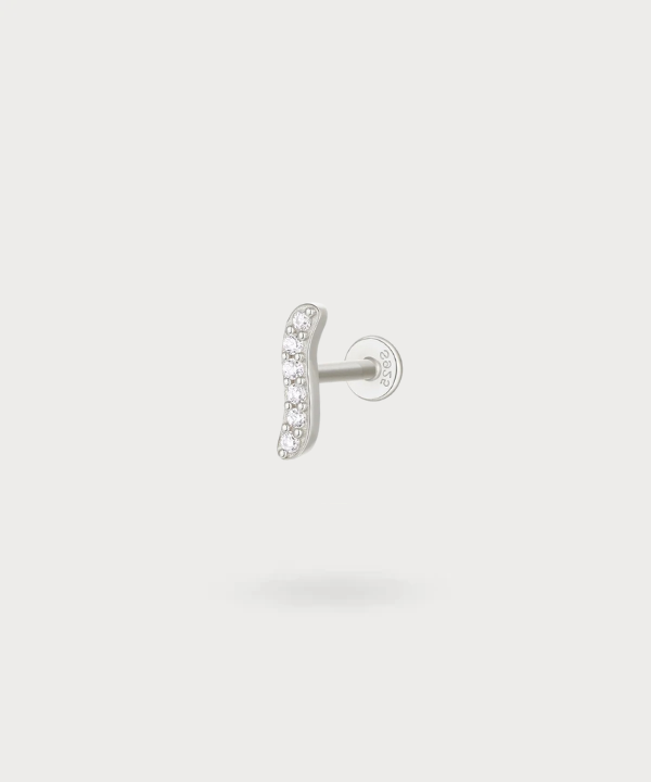 De Lekora piercing, een zachte gloed in een gebogen vorm voor de Forward Helix