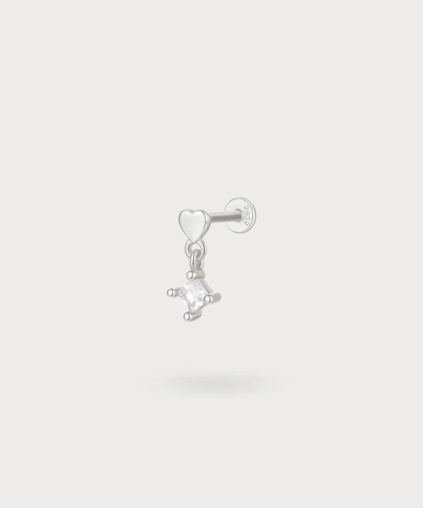 Elegant ontwerp van de tragus piercing Enara, een sieraad voor elke dag