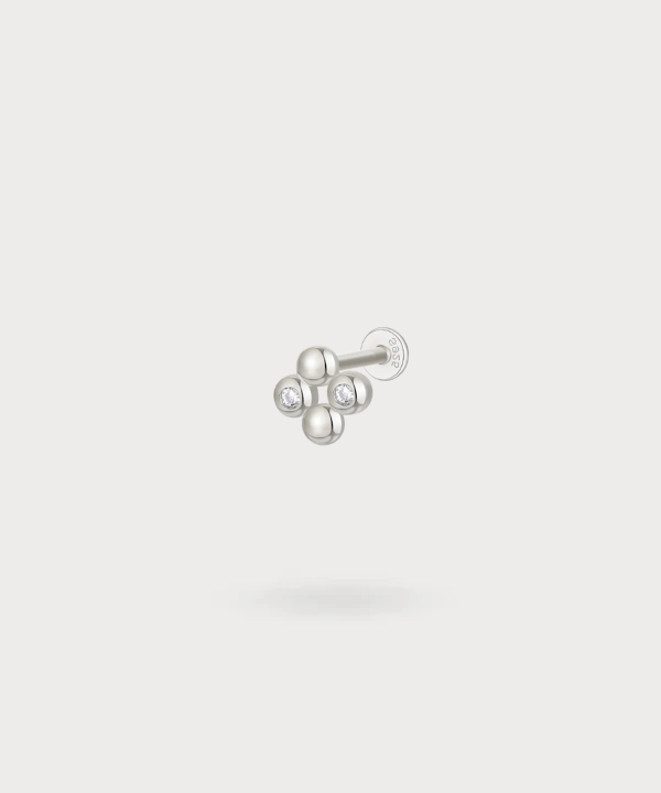 Erregina, een helix piercing die artistieke vorm en lumineuze glans combineert