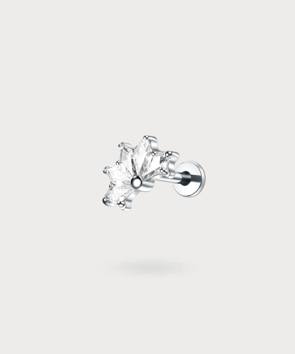 Candela, een tragus stud die natuur en adel samensmelt met een titanium lotusbloem.