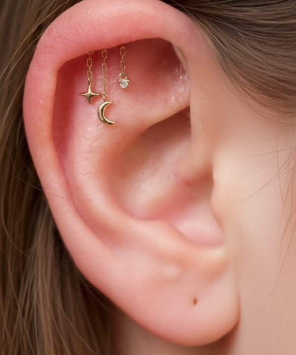 Selene piercing, maan met bungelende zirkoon en fonkelende kettingen, gedragen op de helix van het oor van een vrouw