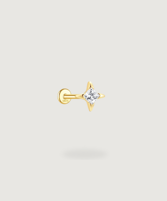 Carmen Tragus-Piercing met elegante marquise-zirkonen op een gouden achtergrond