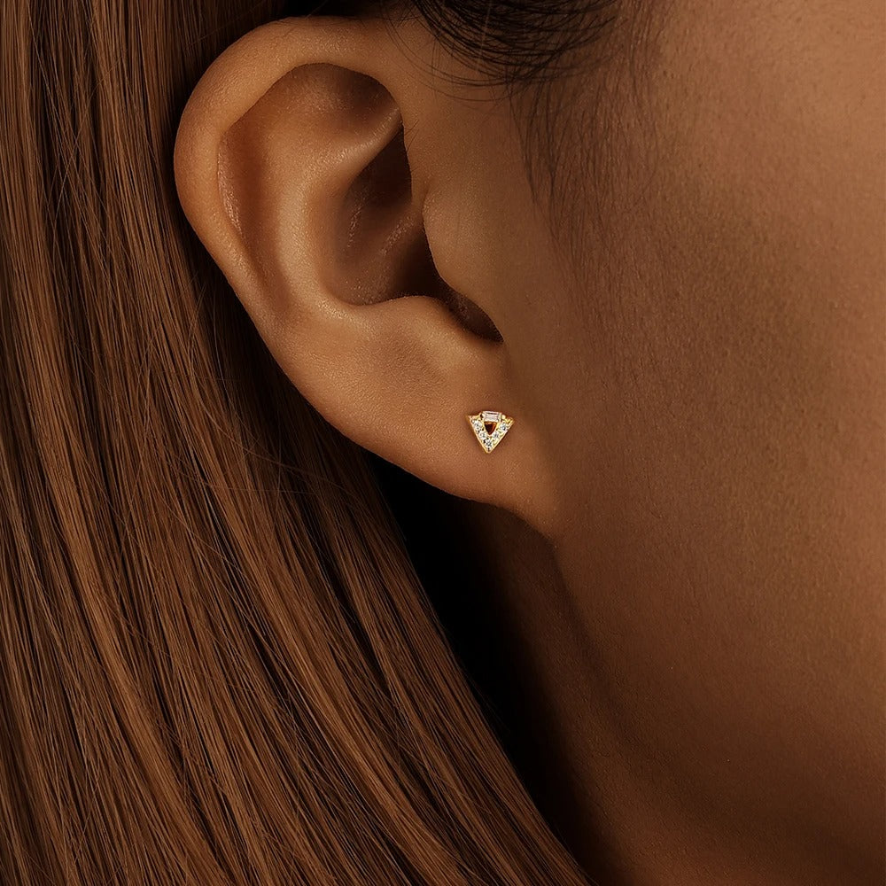 Vrouw met het Auxi piercing in de oorlel in goud, ook beschikbaar voor de Oorlel