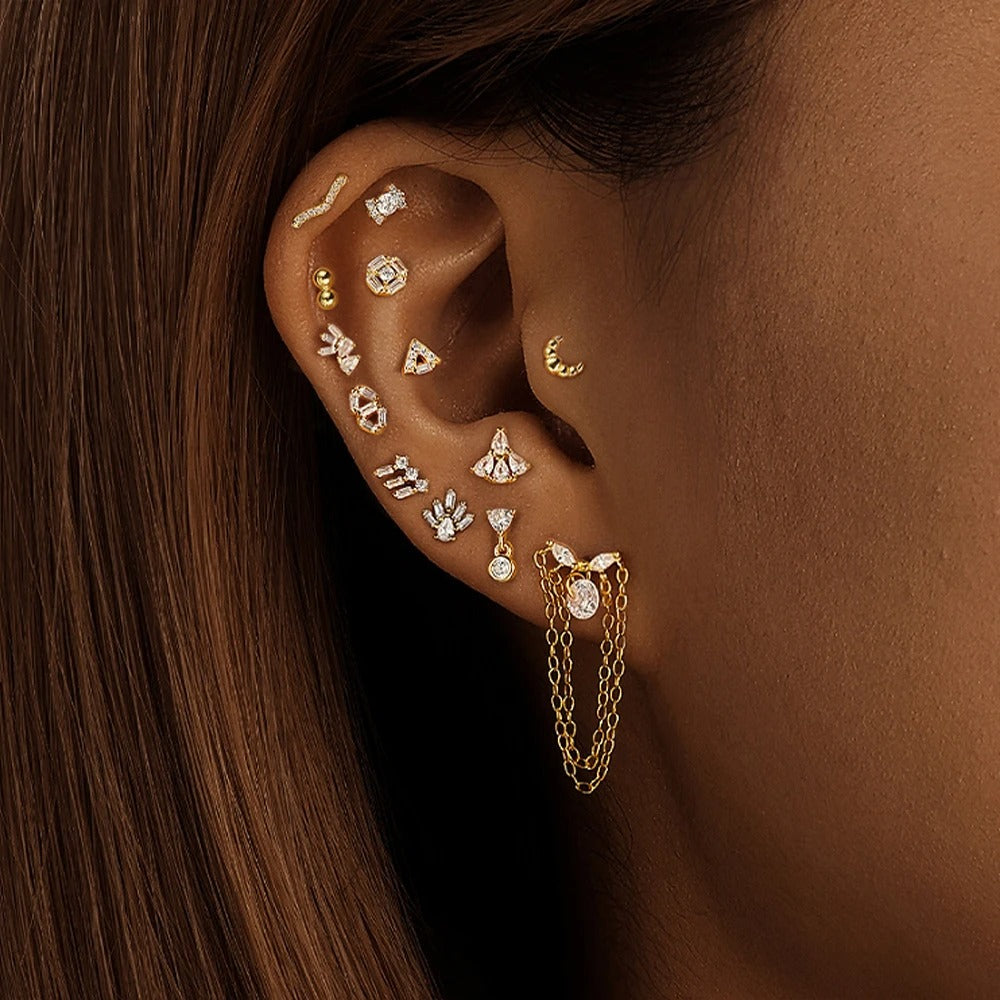 Lisa, helix piercing in goud met zirconia voor een verfijnde look.