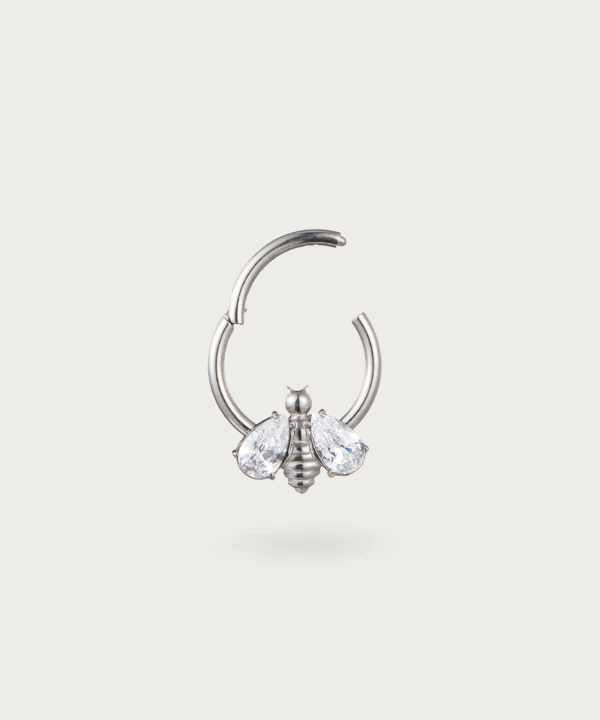 Daith Ring Piercing met een bij