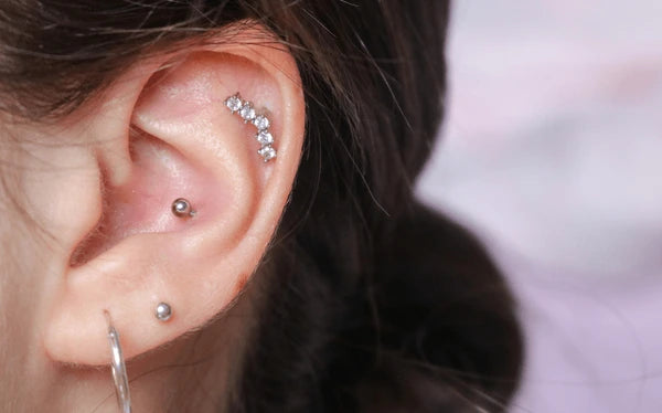 conch piercing voor vrouw