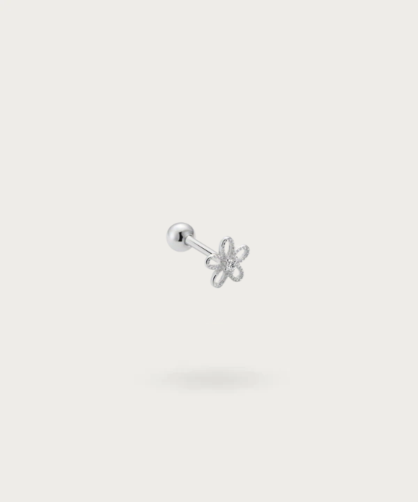 Elegant en delicaat zilveren Helix Bloempiercing