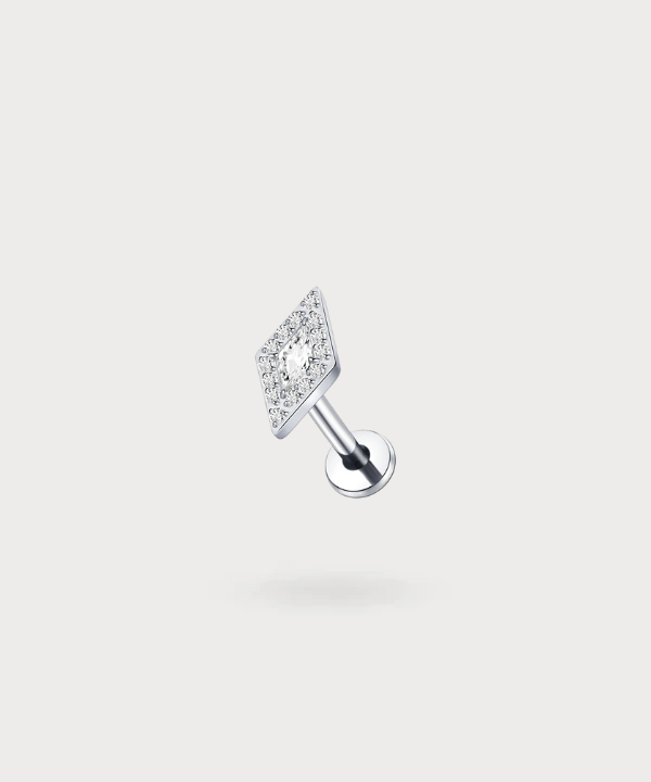 Verfraai uw stijl met de flat piercing Oriana, een schitterend vierkant juweel