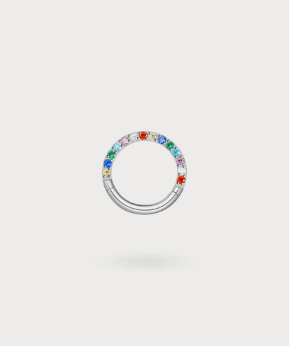 Verhef uw stijl met de daith piercing Hellin, een sieraad in de vorm van een regenboogcirkel