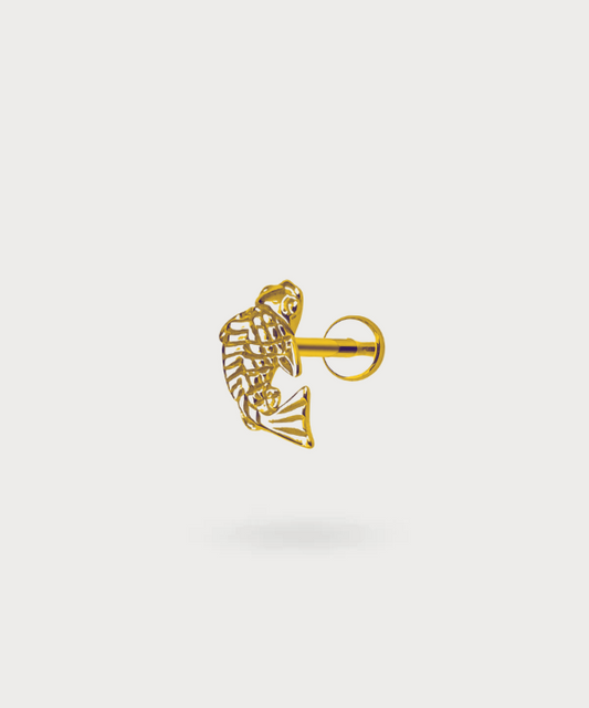 Irune oor piercing in de vorm van een fijn gesneden vis, gouden afwerking