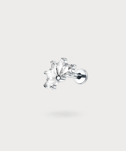 De helix piercing Candela in titanium met zirkonia's roept de schoonheid op van een volop bloeiende lotusbloem.