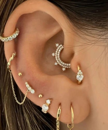 Verhef je look met de gouden schittering van de Alaia piercing