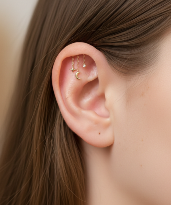 Selene 925 sterling zilveren vergulde piercing, gedragen op de helix van het oor van een vrouw