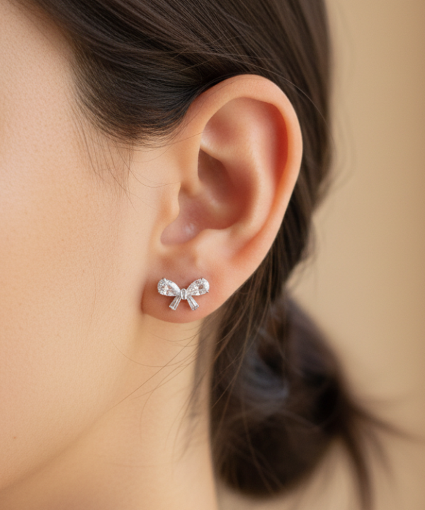 Melina strik piercing in zilverkleurig titanium, gedragen door een vrouw