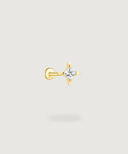 Carmen Tragus-Piercing met elegante marquise-zirkonen op een gouden achtergrond