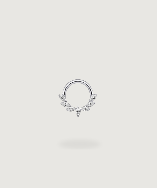 Oor piercing ring Adoración in titanium zilver, met schitterende zirkonia's.