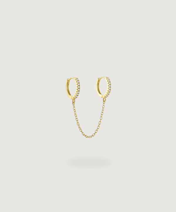 gouden oorpiercing met ketting