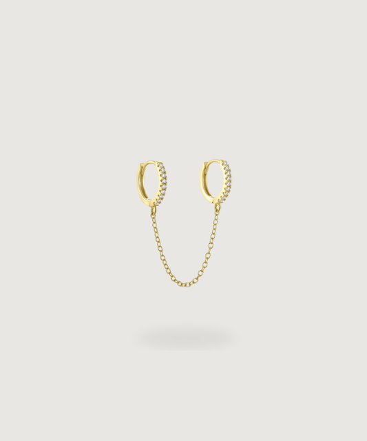 gouden oorpiercing met ketting