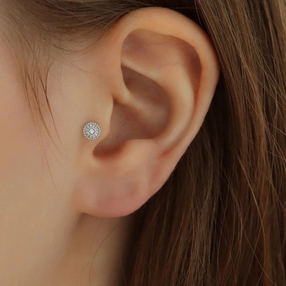 De tijdloze glans van de lobe-piercing Sabrina met metalen parels