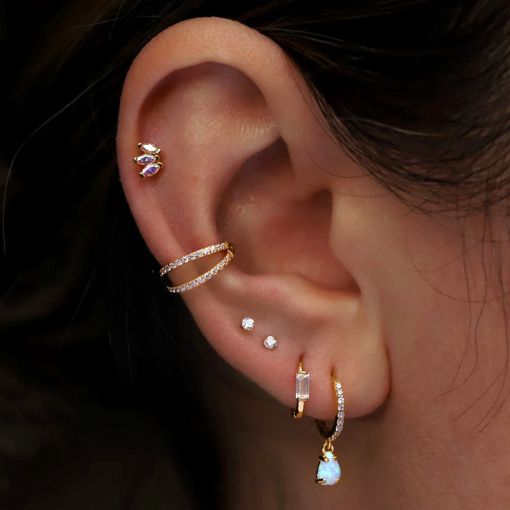 vrouwelijke oorpiercing met deze gouden piercing