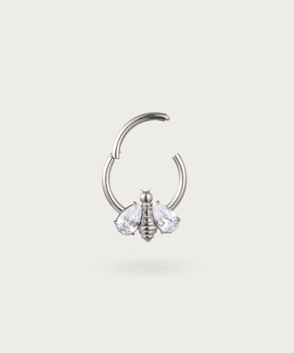 Daith Ring Piercing met een bij 